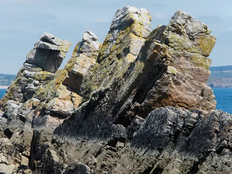 Les rochers du Beg ar Kador de Morgat semblent former un gigantesque siège, là où la côte s’incurve la grève au sud, en direction du Cap de la Chaise. La…