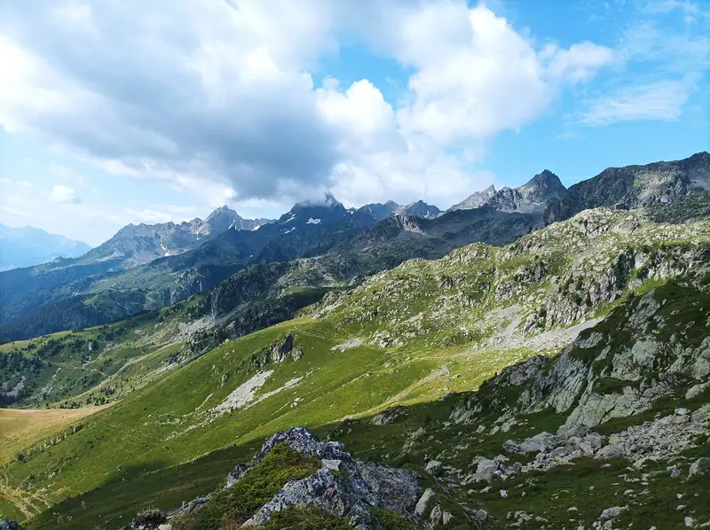 Vue sur le Versant Sud de la chaîne de la Belledonne depuis le Clos du Ban en juillet 2023.