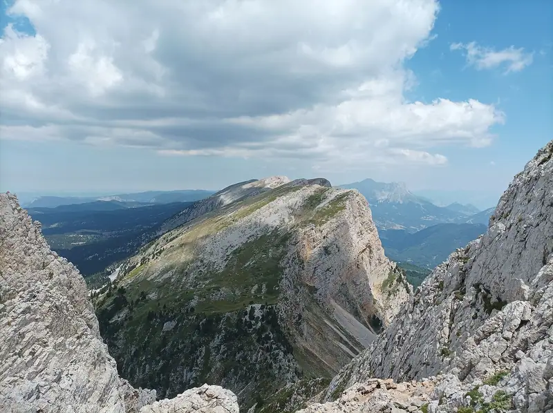 Vue sur le sommet de Pierre Blanche, situé dans le massif du Vercors, depuis le flanc nord du Grand Veymont, en juillet 2022.