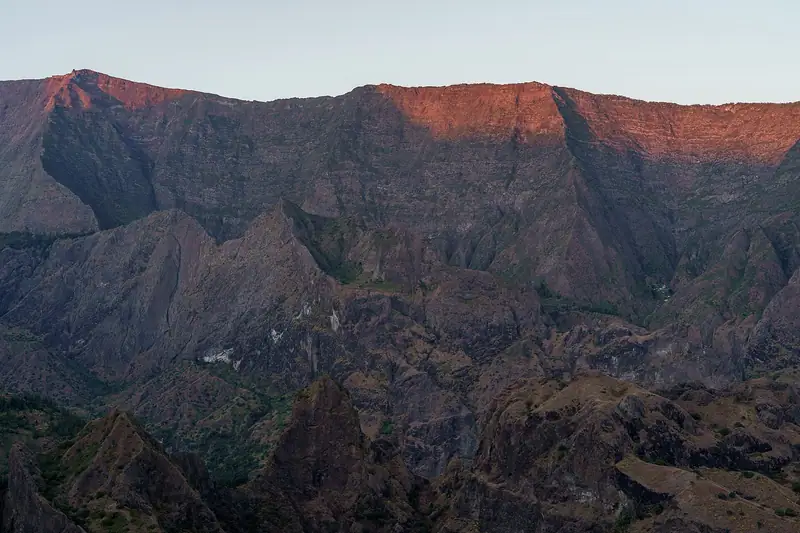 vue vers Ilet aux Orangers et le Maïdo depuis Bord Bazar à Mafate (Ile de la Réunion)