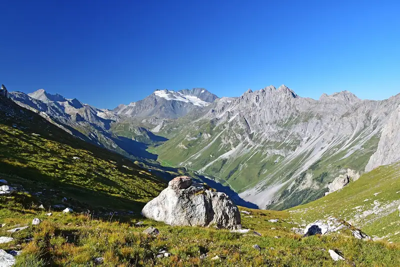 Depuis le refuge de la Valette (2590 m), un large panorama s'étend sur la vallée de Chavière et sur les sommets de la Vanoise (Savoie), dont le glacier de…