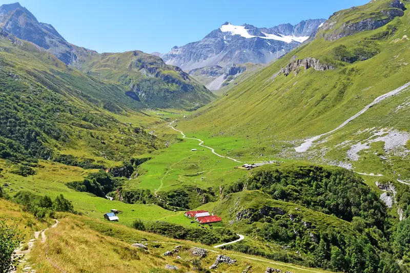 Depuis un sentier en balcon, panorama sur la vallée de Chavière, l'alpage de Montaimont et le refuge du Roc de la Pêche, ainsi que le glacier de Gébroulaz et…
