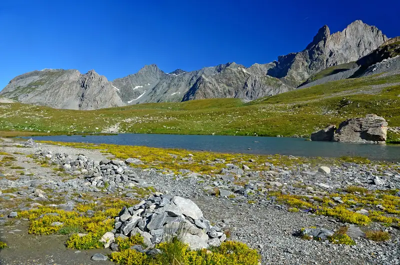 Accolé au Lac Rond, le Lac du Col de la Vanoise (2400 m) est dominé par les glaciers de la Vanoise et de la Grande Casse. Proche du refuge du Col de la Vanoise.